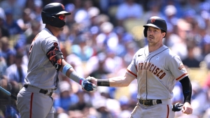 Giants finish sweep of Dodgers, Reds extend win streak to eight