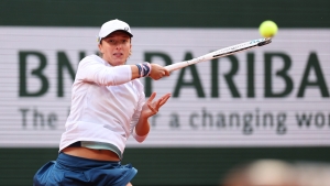 French Open: Swiatek drops set but ultimately eases past Zheng