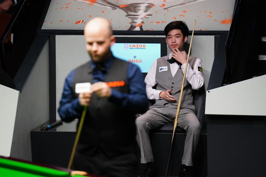 Si Jiahui continues to impress on Crucible debut as semi-finals come into view
