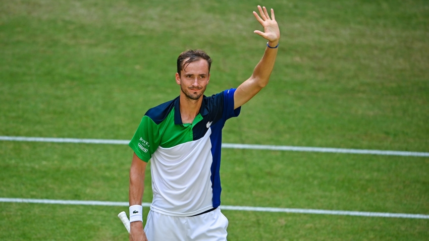 Medvedev sets up Hurkacz final in Halle as Berrettini bids for Queen&#039;s defence