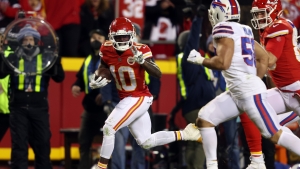 Tyreek Hill leaves Chiefs for Dolphins in stunning trade