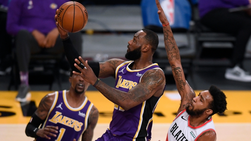 LeBron helps Lakers snap losing streak, Butler stars as Heat beat Jazz