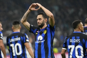 Inter hold off Salzburg for Champions League win