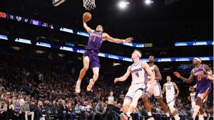 Paul&#039;s 19 assists propel Suns into the West&#039;s top-four, Bucks win 11th in a row