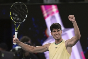 Australian Open day 10: Novak Djokovic feels the heat before reaching semi-final