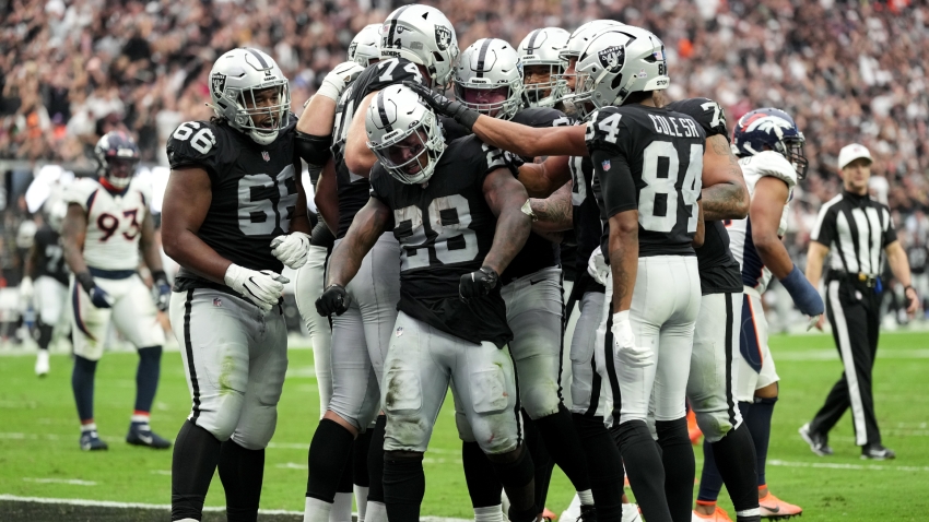 Jacobs carries Raiders past the Broncos for first win of the season, Packers win in overtime