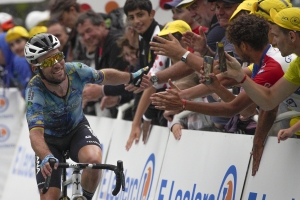 Mark Cavendish’s Tour de France record attempt ends with stage eight crash