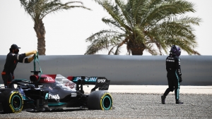 Hamilton deals with red-flag woe as Mercedes toil in testing again