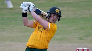Nottinghamshire reach Vitality Blast quarter-finals by beating Leicestershire