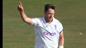 Robinson replaces Potts in England side for Old Trafford Test