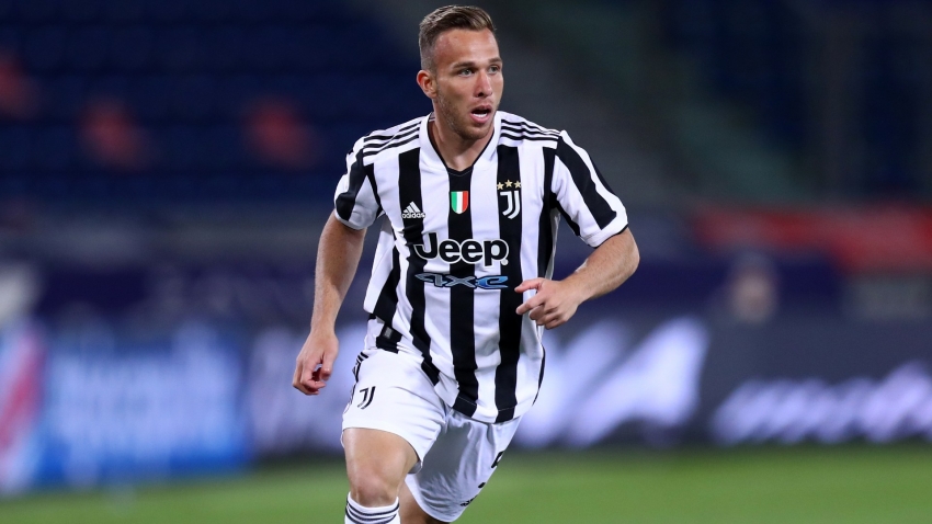 Arthur dropped by Allegri after late arrival for Juventus training