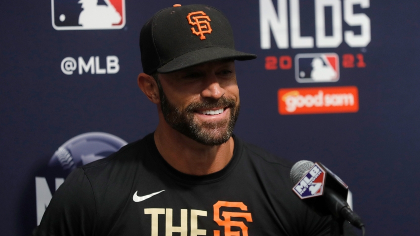 Giants manager Kapler extends contract after 107-win season