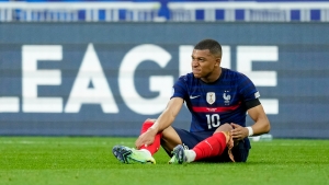 Mbappe forced off for France with knee injury in opening Nations League outing