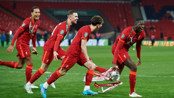 Van Dijk y Henderson elogian el día ‘especial’ después del dramático éxito final de la Copa EFL
