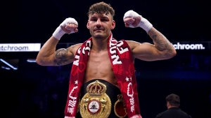 Leigh Wood regains featherweight title with victory over Mauricio Lara