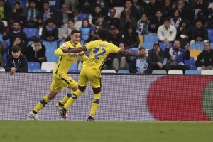 Napoli come from behind to edge out struggling Verona