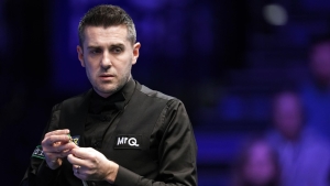 Mark Selby thrashes Ronnie O’Sullivan to end world number one’s unbeaten run