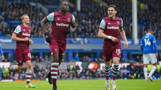 West Ham score twice in stoppage time to beat struggling Everton