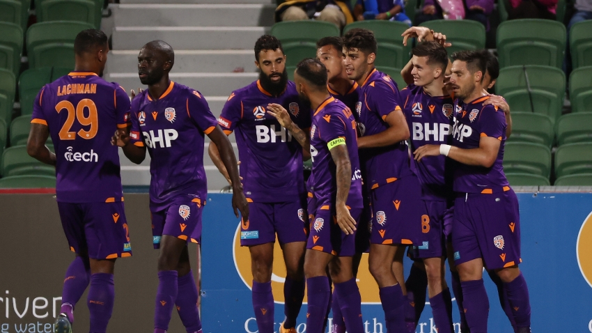 A-League: Ten-man Glory edge out Jets as bottom side Victory hold Mariners