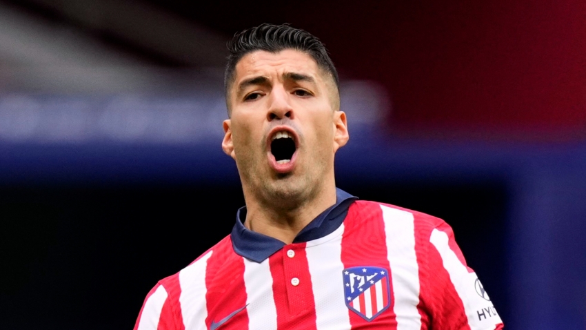 Suarez forlorn as Atletico moment of weakness keeps Real Madrid in title hunt