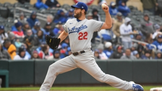 Dodgers sweep Cubs in Saturday double, Flores leads Giants