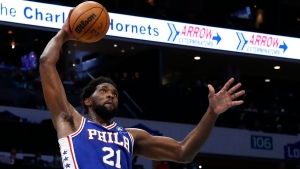 Embiid carries 76ers to OT win with 43-point double-double, Warriors&#039; Curry sinks half-court buzzer-beater