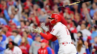 Hoskins leads Phillies&#039; franchise record rally to down Padres, Astros dominate Yankees