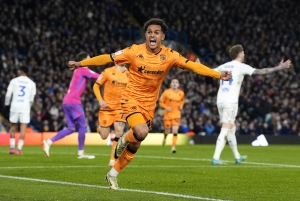 Leeds leave it late to see off Hull and climb into Championship top two