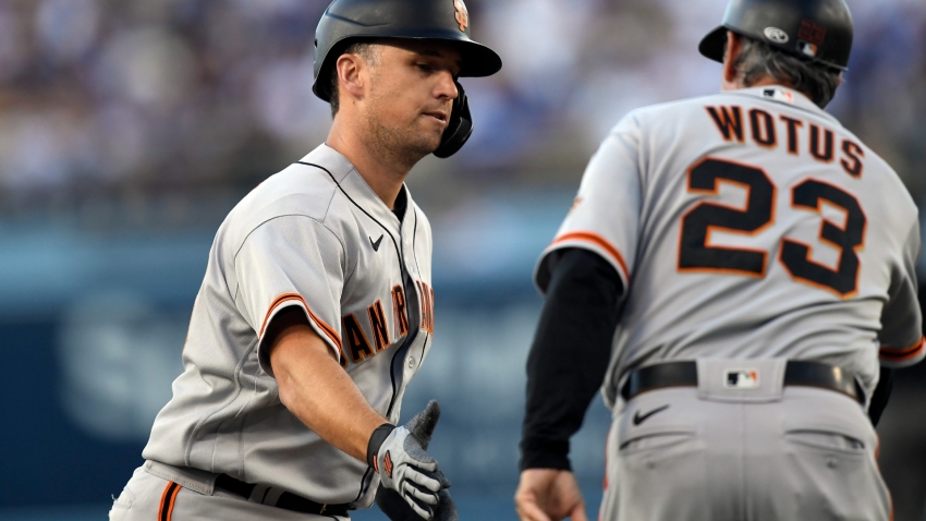 Giants roll past Dodgers, Red Sox crush Blue Jays
