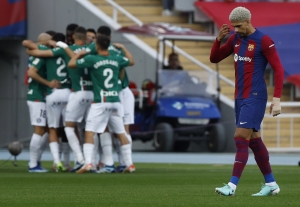 Robert Lewandowski brace rescues Barcelona in comeback victory over Alaves