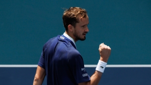 Medvedev moves on, Fritz stays hot in Miami