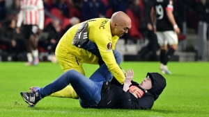 &#039;I know how to defend myself&#039; - Dmitrovic on fan clash after Sevilla progress in Europa League