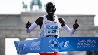 Kipchoge smashes own marathon world record in Berlin