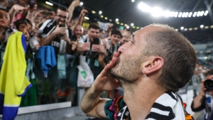 Allegri salutes Chiellini and Dybala after their Juventus farewells