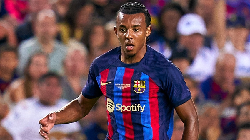 Kounde the only new Barca signing not registered
