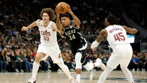 Antetokounmpo&#039;s Bucks defend home court against the Cavaliers, Lakers win in LeBron&#039;s return