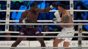 Oleksandr Usyk knocks out Daniel Dubois in ninth to retain heavyweight titles
