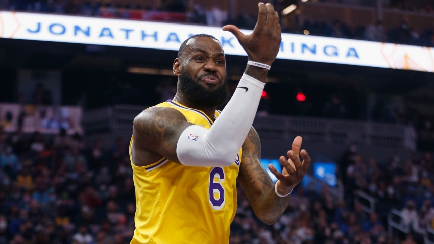 LeBron scores 56 points as Lakers down Warriors, Heat move clear with 76ers win