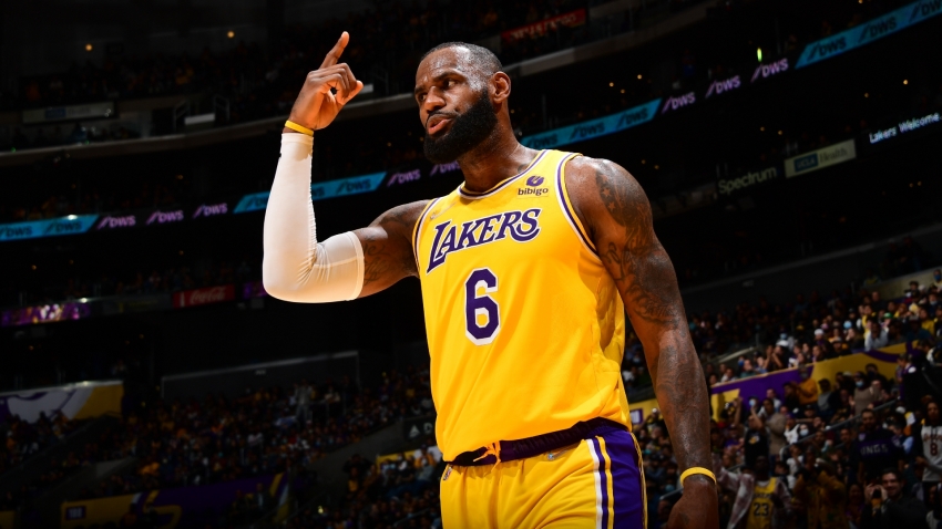 LeBron double-double leads streaking Lakers, CP3 moves third on all-time assists list