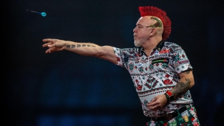Peter Wright eases past Andrew Gilding at World Matchplay