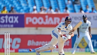 England’s hopes fade as India stretches lead past 400