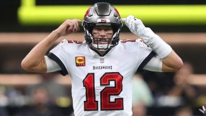Buccaneers QB Brady brushes off ring finger injury concern
