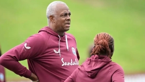 Courtney Walsh in discussion with Stafanie Taylor during his time in charge of West Indies women&#039;s outfit.