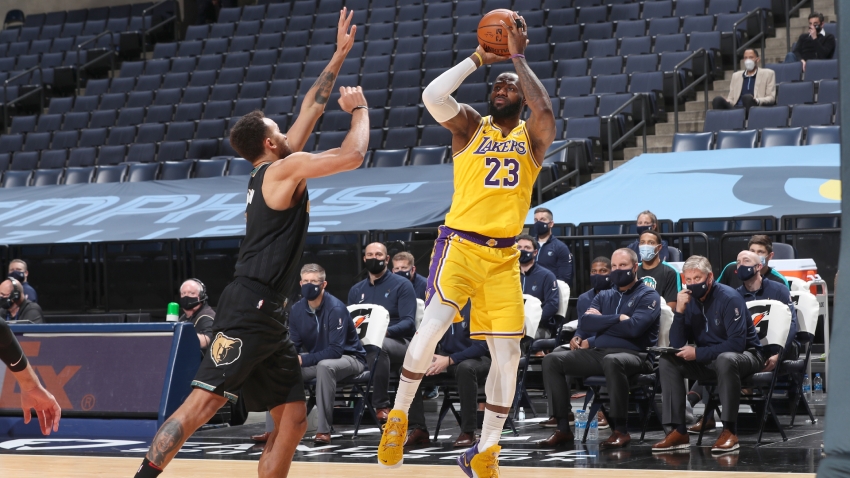 LeBron, Davis lead Lakers as Clippers fall to Spurs