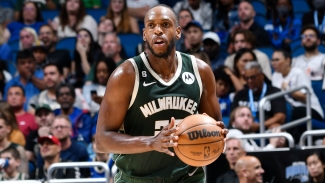 Middleton exits with knee &#039;re-aggravation&#039; as Bucks secure East&#039;s top seed
