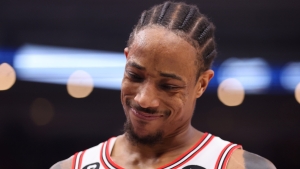 DeRozan exits Bulls game with lingering hip issue