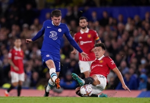 Manchester United make improved bid of up to £50m for Chelsea’s Mason Mount