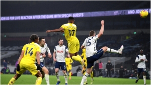 Tottenham 1-1 Fulham: Cavaleiro header holds Spurs