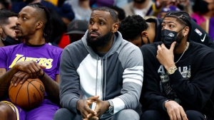 LeBron returns to LA for treatment on troublesome knee swelling