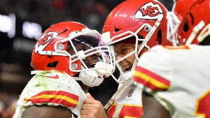Mahomes throws for 5 TDs as Chiefs roll past Raiders
